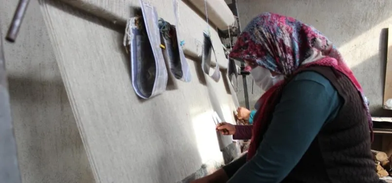 Manisa’da kadınların dokuduğu halılar ABD’ye satılıyor