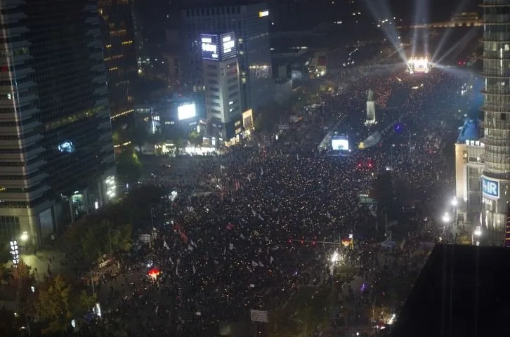 Güney Kore’de halk meydanlara döküldü