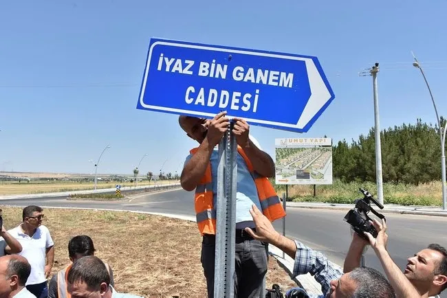 HDP'li belediyenin astığı, terör suçlusunun ismini taşıyan tabela indirildi - 1