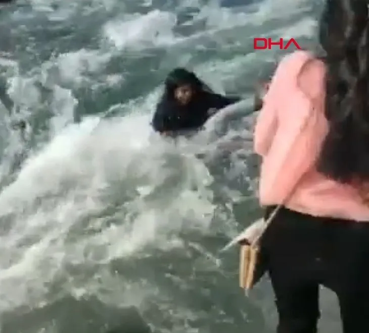 Selfie çeken genç kız canından oldu! O anlar böyle görüntülendi