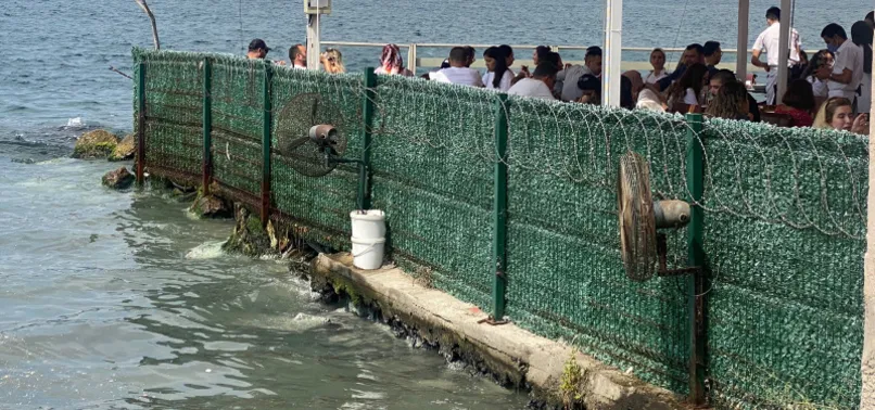 Kokuya maske bile engel olamadı! İSKİ duruma müdahale etmeyince esnaf devreye girdi