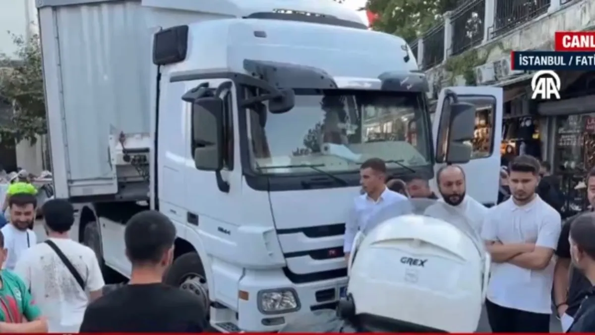 Fatih'te kaza yapan TIR yolu kapattı
