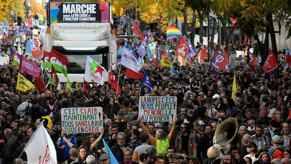 Fransa’da 140 bin kişilik gösteri! Hayat pahalı! “MACRON = PİNOKYO”
