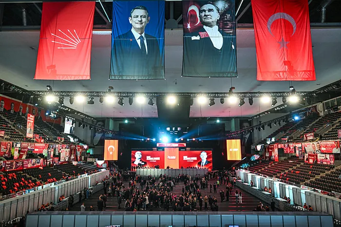 CHP’de büyük skandal: Yolsuzluk şüphelileri parti zirvesine taşındı!