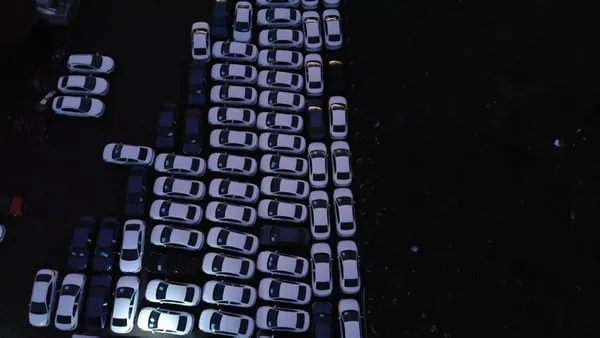 Onlarca sıfır otomobil otoparkta bekliyor! - 3