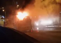 Kartal'da minibüs alev topuna döndü! Peş peşe patlamalar korkuya neden oldu