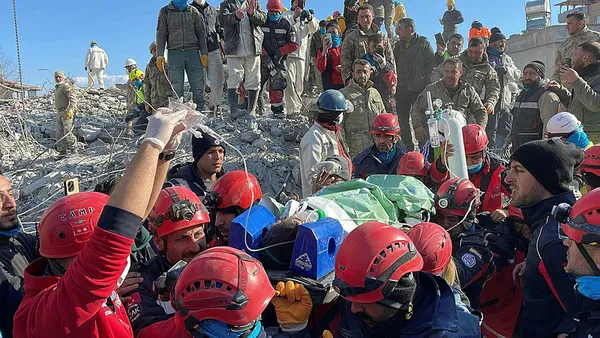 156 saat sonra enkazdan kurtulan depremzedenin ilk isteği gülümsetti - 1