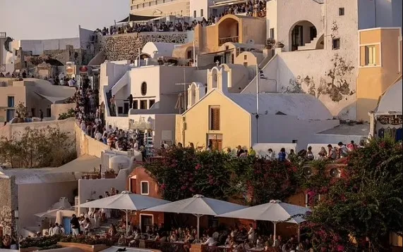 komsuda-yanardag-endisesi-ege-denizi-besik-gibi-sallanirken-ingiltereden-uyari-geldi-kolumbo-yanardagi-patlaya-1738565381776.jpg Santorini (Reuters)