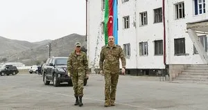 Aliyev Azerbaycan bayrağını öperek göndere çekti