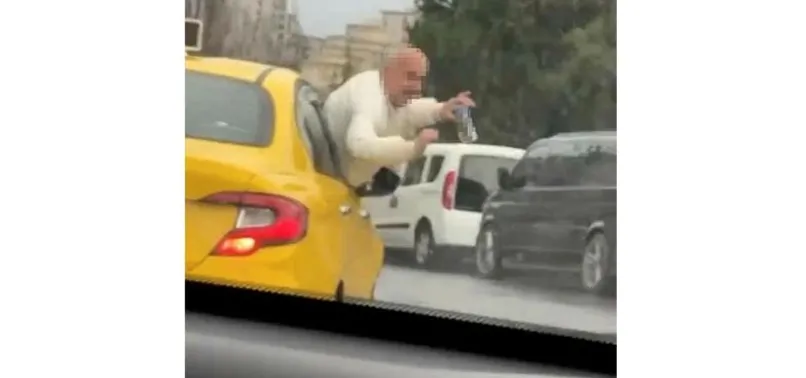 İstanbul'da hayrete düşüren manzara! Taksinin camından sarktı görenler şoke oldu