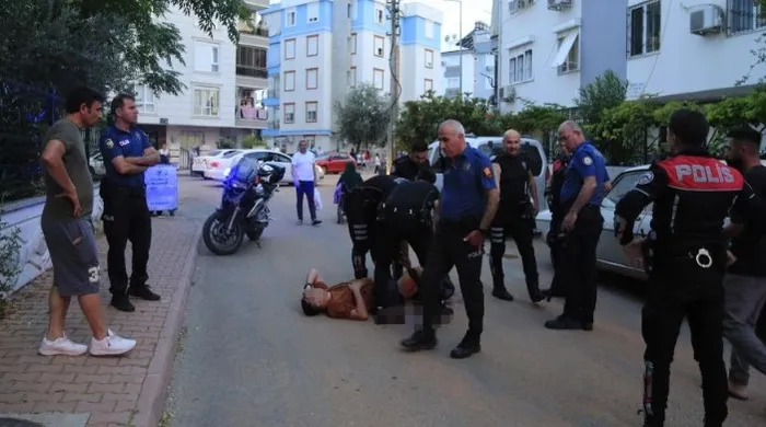 antalyada-polis-ekiplerine-bicakli-saldiri-annesini-eve-kilitleyip-tehditler-savurdu-1717010105928.jpg Antalya'da polis ekiplerine bıçaklı saldırı! Annesini eve kilitleyip tehditler savurdu - 2