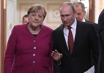 Putin ve Merkel Libya hakkında telefonda görüştü