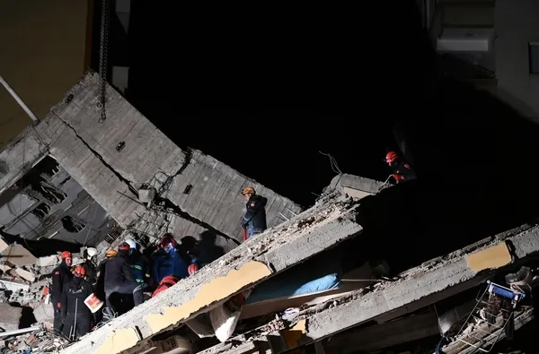 kemal-kilicdaroglu-hdpli-pervin-buldani-yanina-alip-depremi-kucumsedi-asrin-felaketiymis-1676129927146.jpg Kemal Kılıçdaroğlu HDP'li Pervin Buldan'ı yanına alıp depremi küçümsedi: "Büyütüyorlar asrın felaketiymiş..."