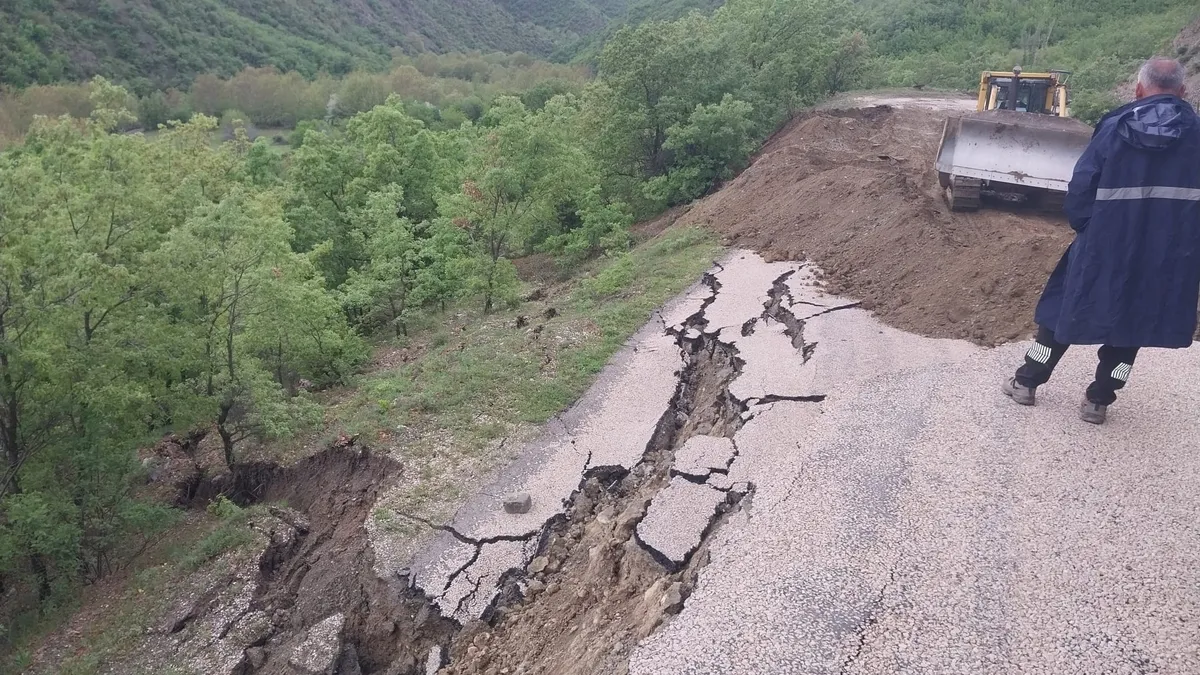Amasya'da köy yolunda dehşet: Heyelan ekipleri alarma geçirdi