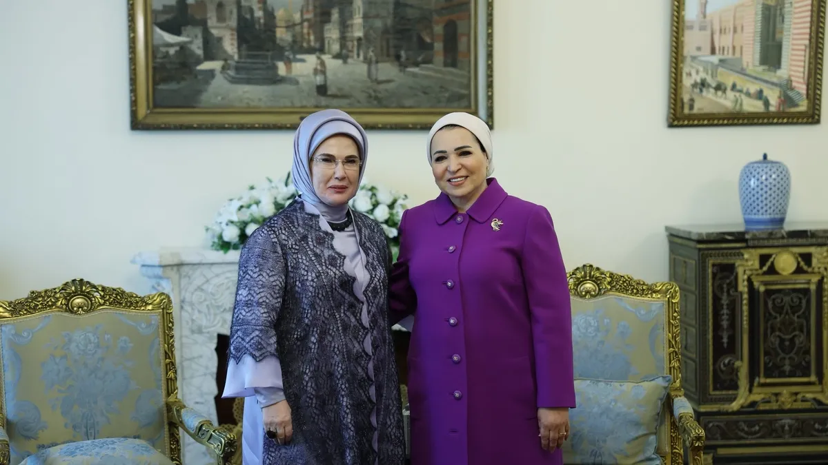 Emine Erdoğan Sisi'nin eşi Entissar Amer ile görüştü