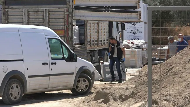 aydinda-kamyon-soforunun-feci-olumu-250-kiloluk-paletin-altinda-kaldi-1625038264773.jpg Aydın'da kamyon şoförünün feci ölümü! 250 kiloluk paletin altında kaldı - 2
