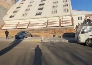 Son dakika: Depremden çizik bile almadı! 5 katlı bina yan yattı