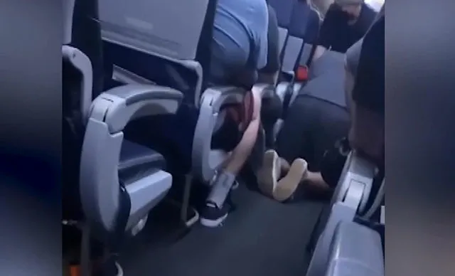Son dakika: Yolcu uçağında kaosa neden olmuştu! Uçakta koronavirüsten ölen yolcunun görüntüleri ortaya çıktı - 2