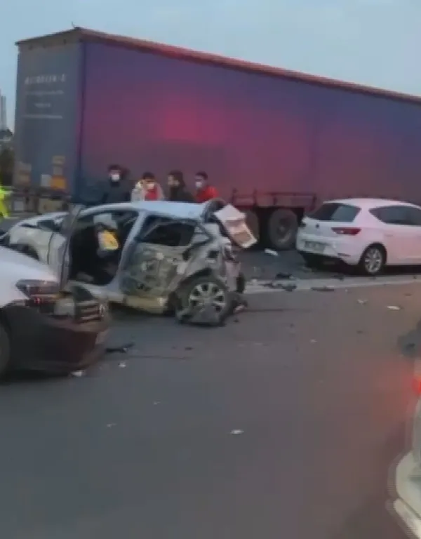 Son dakika: TEM’de feci kaza: 12 araç birbirine girdi!