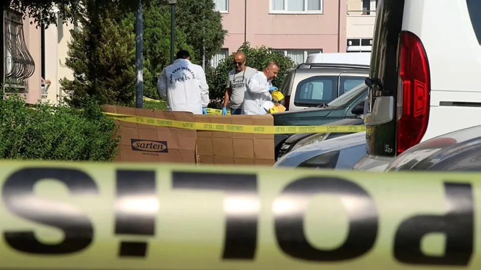 İzmir’de emekli polis memuru eşini katledip intihar etti