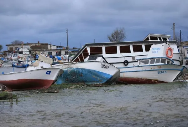 İstanbul’a su sağlayan Pabuçdere ve Kazandere barajı taştı! Tekneler yan yattı, barınaklar sular altında kaldı