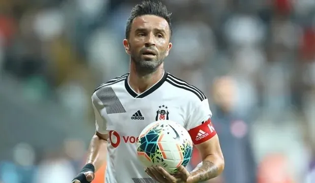 Gökhan Gönül, Beşiktaş’tan ayrıldığını resmen açıkladı!