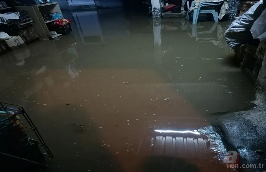 Ege'de sağanak yağış hayatı felç etti: Cadde ve sokaklar göle döndü 3