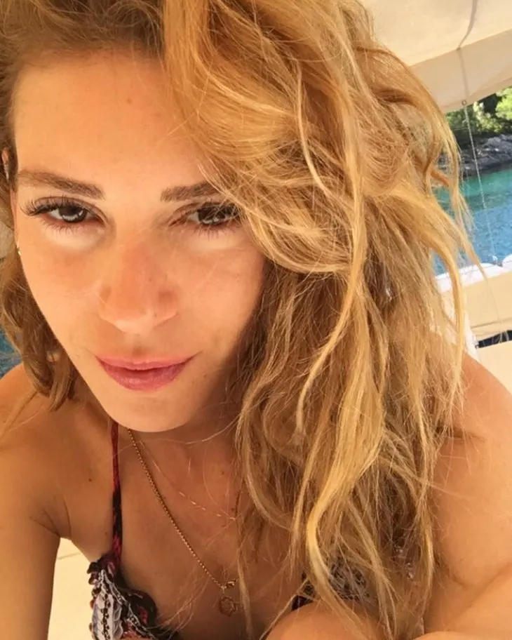 Neslihan Atagül’ü bir de makyajsız görün! Ünlülerin makyajsız halleri
