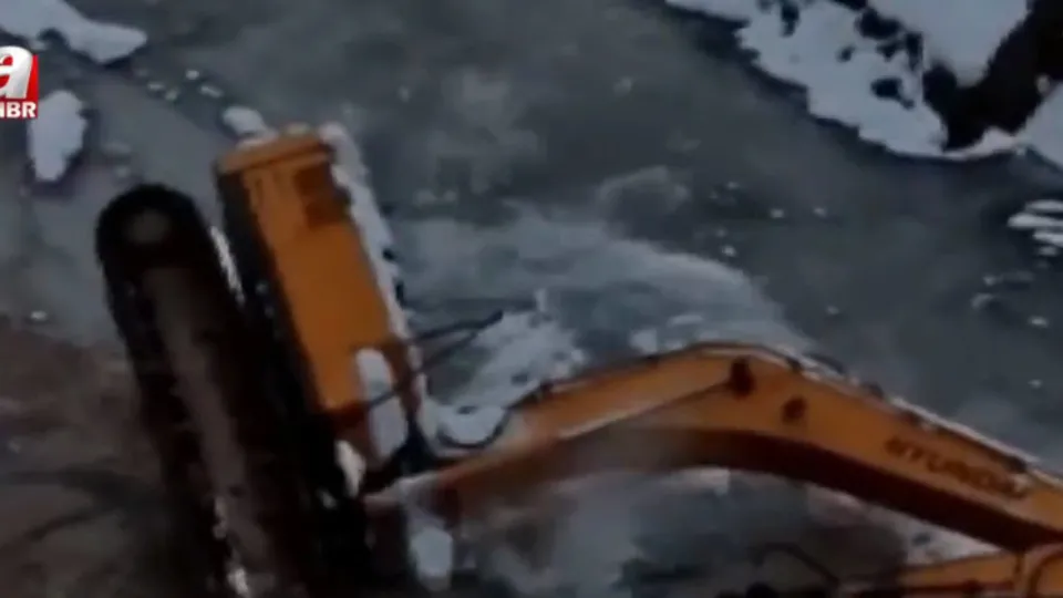 Ataşehir'de feci olay! İş makinesi böyle devrildi: Operatör hayatını kaybetti