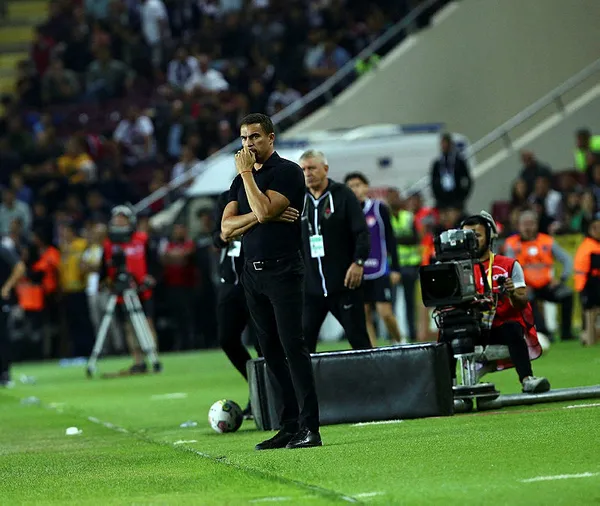 besiktasta-valerien-ismael-donemi-sona-erdi-besiktasin-yeni-teknik-direktoru-kim-olacak-senol-gunes-ve-sergen-1666715032171.jpg Beşiktaş'ta Valerien Ismael dönemi sona erdi! Beşiktaş'ın yeni teknik direktörü kim olacak? Şenol Güneş ve Sergen Yalçın... - 1