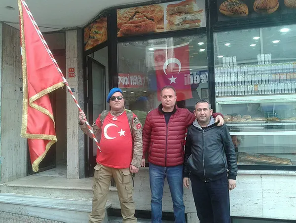 Türk bayrağı ile Çanakkale'ye yürüyor - 1
