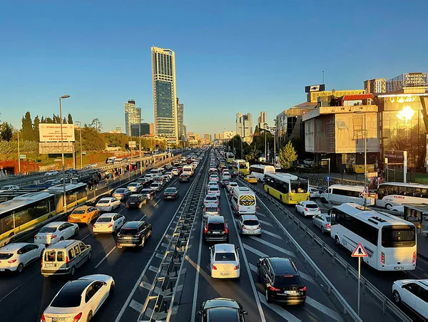İstanbullular yoğun trafik nedeniyle yolda kaldı!