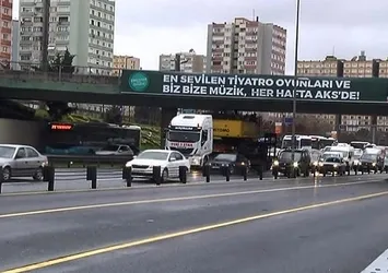 D100'de TIR üst geçide takıldı