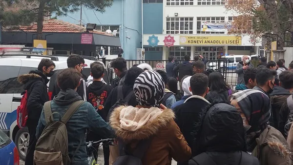 konyada-lisede-velilerin-kavgasi-kamerada-1637932492014.jpg Konya’da lisede velilerin kavgası kamerada - 1