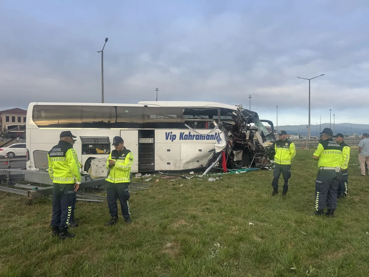 Bolu'da yolcu otobüsü önce bariyere sonra tabelaya çarptı: 5'i ağır 15 yaralı - 1