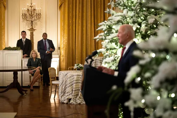 ABD Başkanı Biden garip hareketlerine bir yenisini daha ekledi! Şimdi de boşlukla selamlaştı - 4