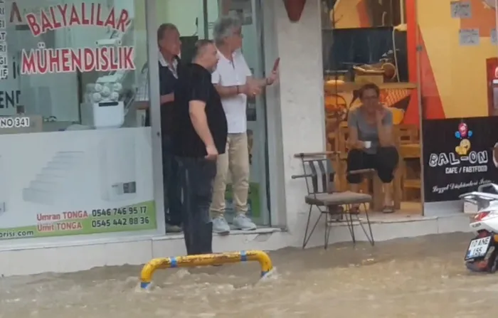 Son dakika | Balıkesir Bursa ve İzmir! Sağanak yağış sonrası ortalık savaş alanına döndü - 4