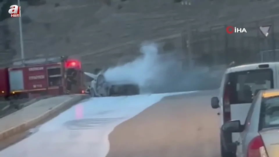 Seyir halindeki otomobil alev aldı