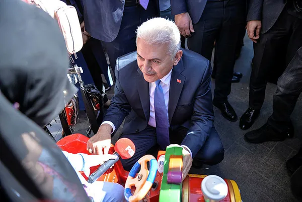 Binali Yıldırım küçük çocuğu böyle sevindirdi