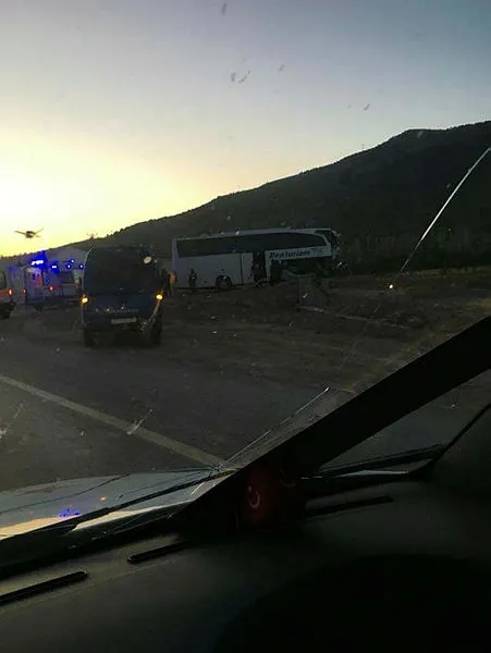 Afyonkarahisar'da tur otobüsü ile tır çarpıştı: 1 ölü, 22 yaralı - 1