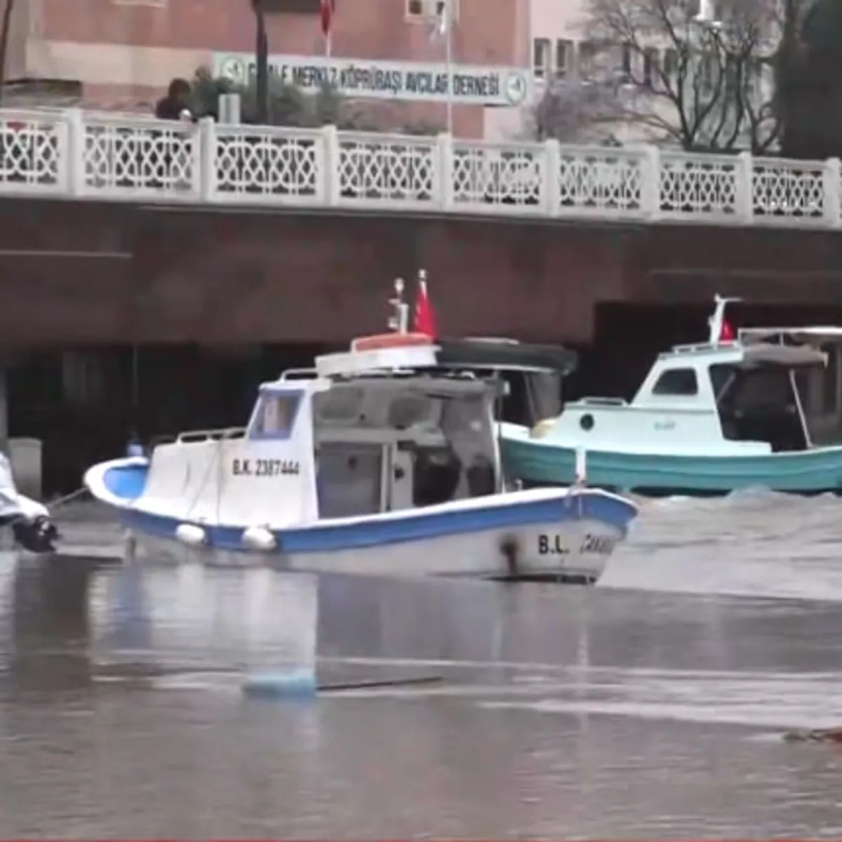 Çanakkale’de korkutan taşkın! Sarıçay yatağından çıktı otoparklar göle döndü
