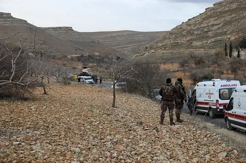 Eşi ve çocuklarını saatlerdir rehin tutuyor - 1