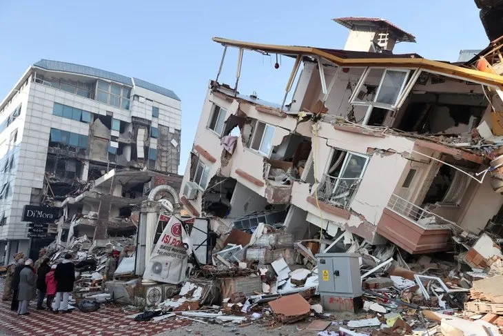 Depremden saatler sonra mucize kurtuluşlar! Umutlu bekleyişler sürüyor