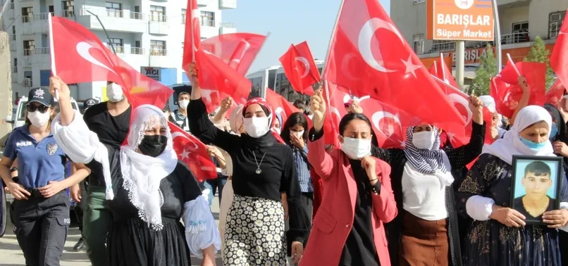 PKK'dan evladını kurtaran anne HDP il binası önünde halay çekti! "Türk-Kürt kardeştir PKK kalleştir"