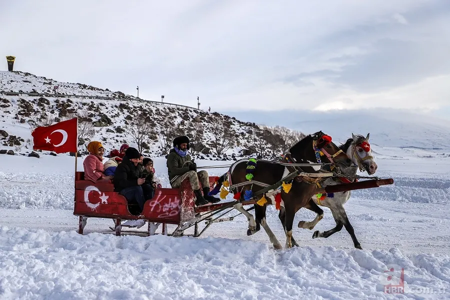 Çıldır Gölü ilgi odağı oldu! Turistler atlı kızağa hayran kaldı 5