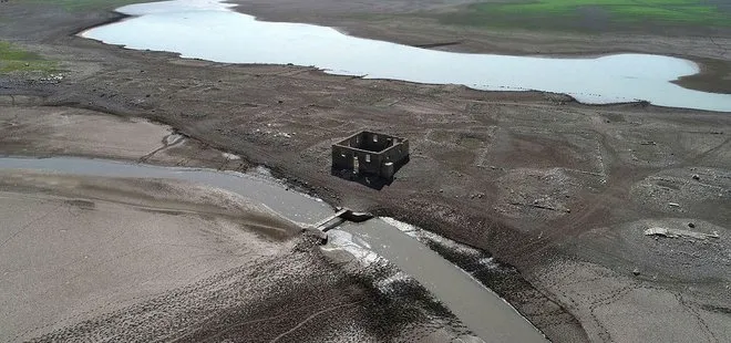 Sivas’ta baraj gölünde sular çekildi köy kalıntıları gün yüzüne çıktı