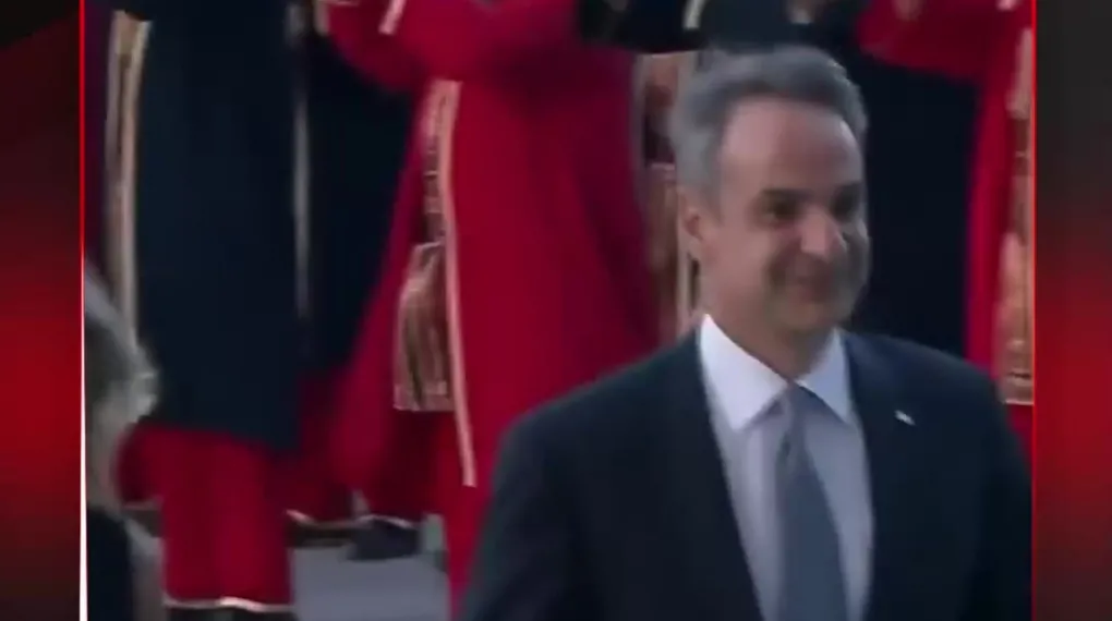 MİÇOTAKİS VE EŞİ MEHTERLE KARŞILANDI