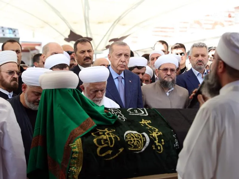portre-baskan-erdogan-tabutuna-omuz-vermisti-mahmut-ustaosmanoglunun-vefatinin-4-yili-1782193649620.png PORTRE | Başkan Erdoğan tabutuna omuz vermişti: Mahmut Ustaosmanoğlu'nun vefatının 4. yılı - 5