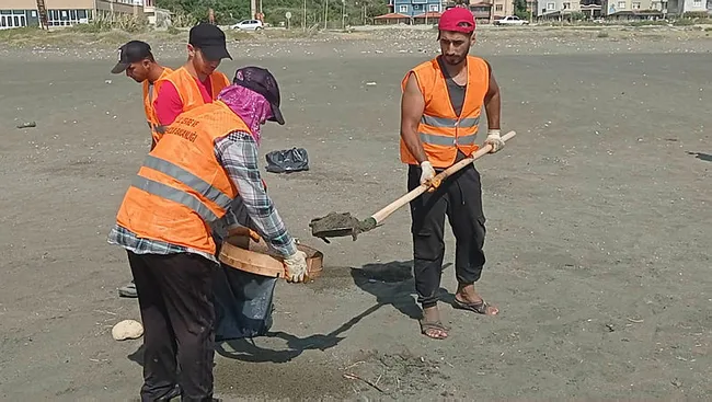 suriyeden-akdenize-yayilan-samandag-sahilinde-petrol-atiklari-elekle-temizleniyor-1631542077003.jpg Suriye’den Akdeniz’e yayılan Samandağ sahilinde petrol atıkları elekle temizleniyor - 3