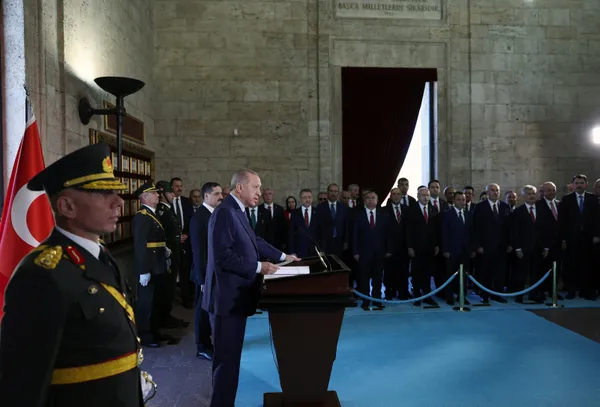 son-dakika-cumhuriyet-bayrami-coskusu-baskan-erdogan-ve-devlet-erkani-anitkabirde-1667034706343.jpg Son dakika: Cumhuriyet Bayramı coşkusu | Başkan Erdoğan ve devlet erkanı Anıtkabir'de - 3
